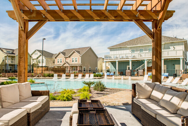 Pool/Lounge Area - The Cottages at Corpus Christi