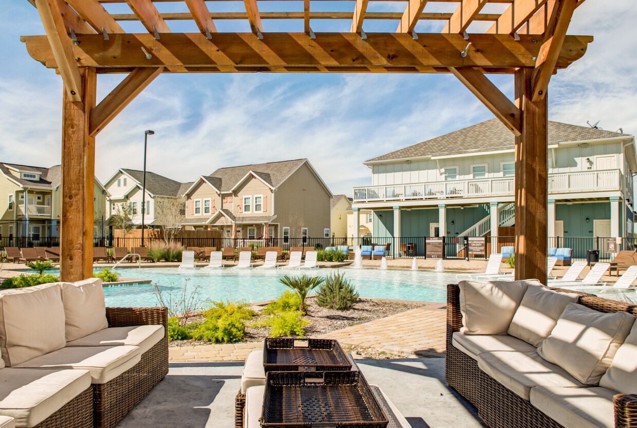 Pool/Lounge Area - The Cottages at Corpus Christi