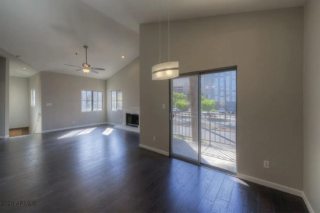 Foto del edificio - 100 E Fillmore St