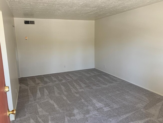 Building Photo - 1431 Girard Blvd NE