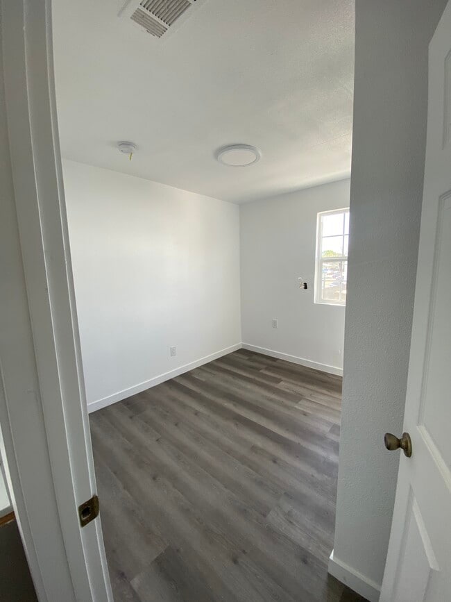 Building Photo - 1704 W 85th St