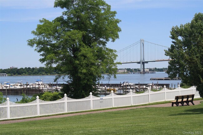Foto del edificio - 122-16 Powell Cove Blvd
