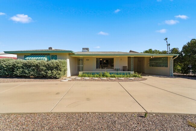 Foto del edificio - Spacious 3 Bed in Dreamland Villa | Corner Lot + Circular Drive