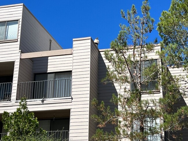 Building Photo - TWO BEDROOM / TWO BATH UPDATED UPPER UNIT ...