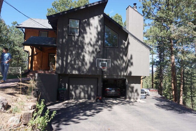 Foto del edificio - "Charming FULLY FURNISHED Evergreen Retreat: Spacious 4-Bed, 3-Bath Home on Fern Gulch Drive!"
