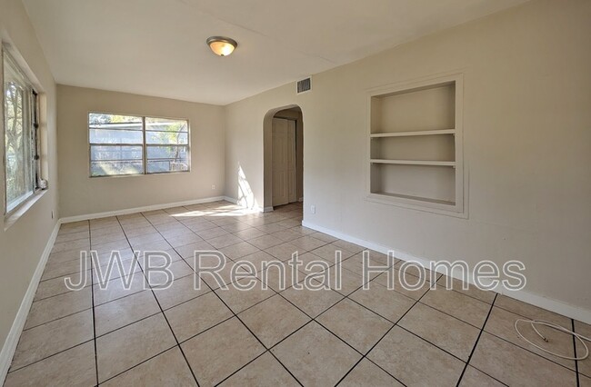 Foto del edificio - 5752 Iris Blvd