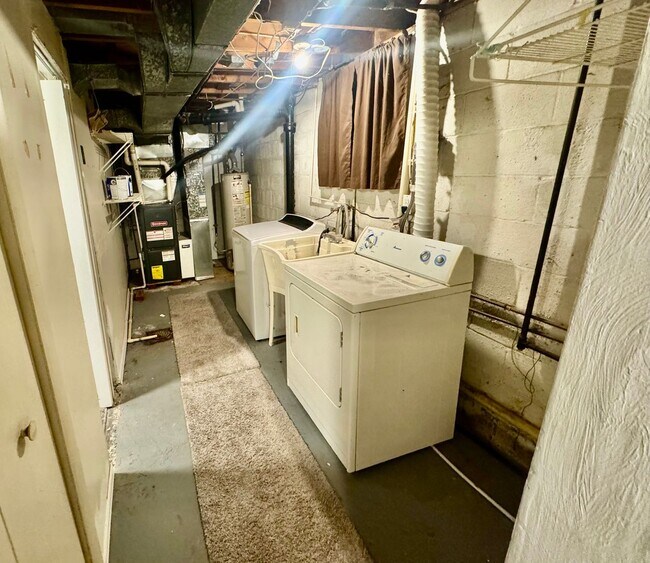 Foto del edificio - Charming 3 Bed/1.5 Bath Home - Integral Garage, Laundry in Basement - Available NOW in Turtle Creek!