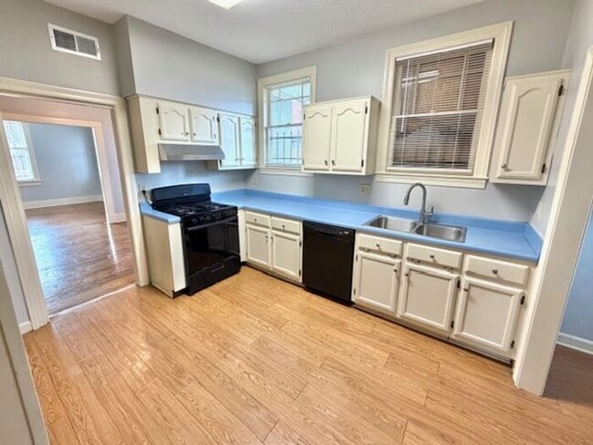 Foto del edificio - Now Leasing In Near Overton Park and Arts District- 4-bedroom 1.5 Bath Available Now!