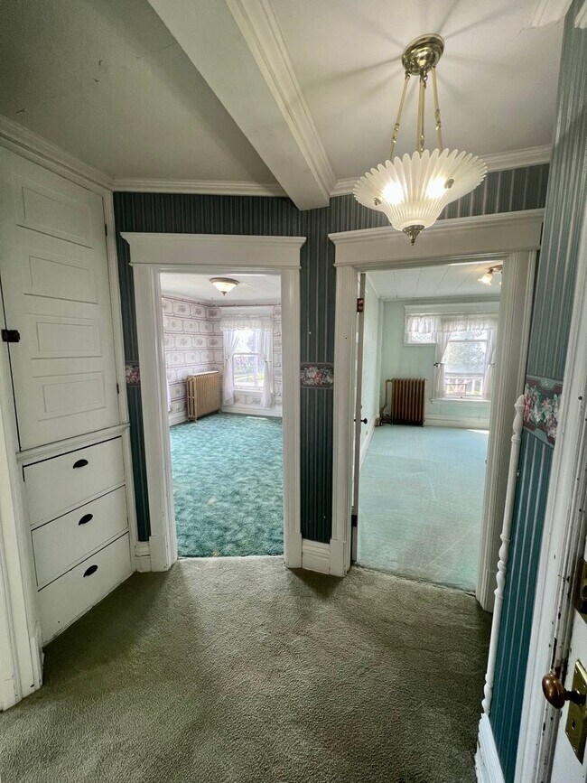 Building Photo - AVAILABLE JUNE - Upper 2 Bed 1 Bath Apt w/ Private Laundry