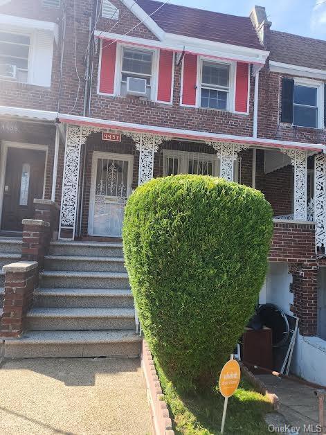 Foto del edificio - 4437 Byron Ave