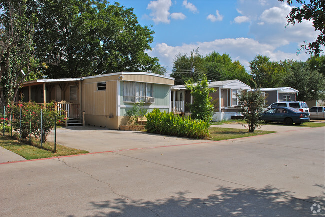 Building Photo - Oak Hollow