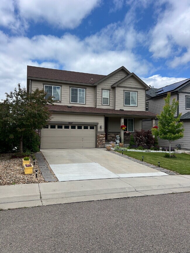 Foto del edificio - "Spacious 6-Bedroom Haven with 5 Full Baths in Aurora - *$400 off first months rent!"