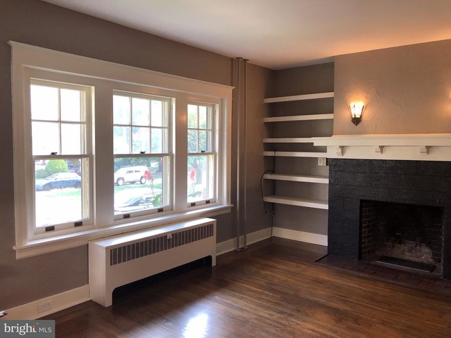 Building Photo - 713 Holland Square
