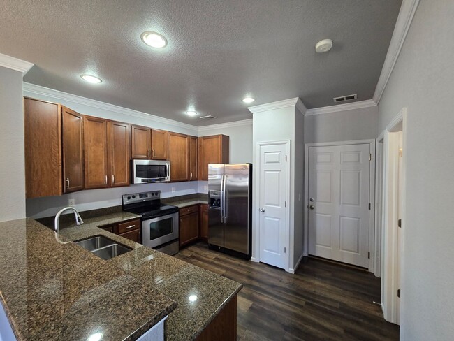 Building Photo - Charming 2 Bedroom 2 bath townhome