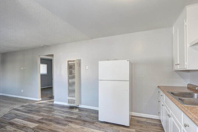Building Photo - 756 Cooper Ave