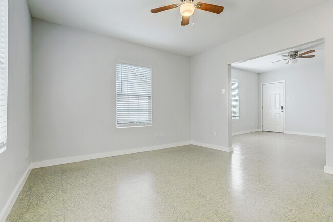 Foto del edificio - 3345 Reeves St