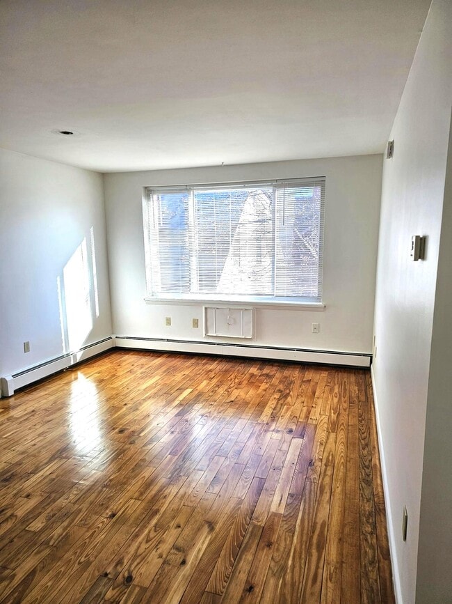 One Bedroom- Living Room - 575 Farmington Ave