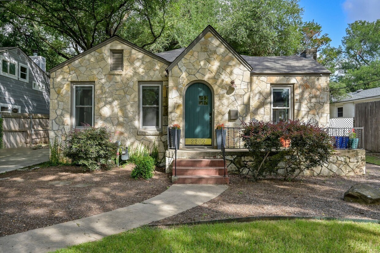 Foto principal - 2202 Sharon Ln