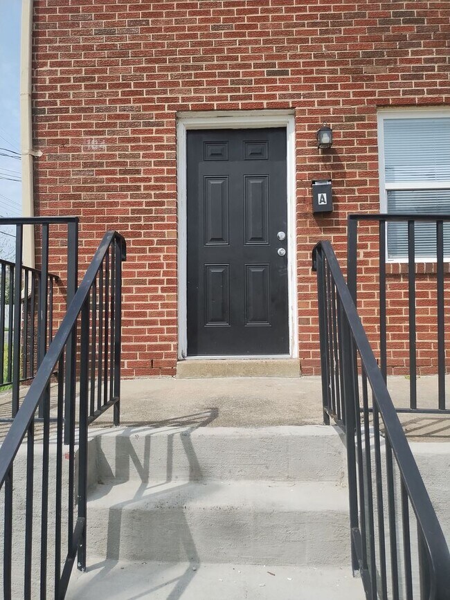 Building Photo - 104 Poe St