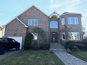 Building Photo - 316 Roxbury Rd S