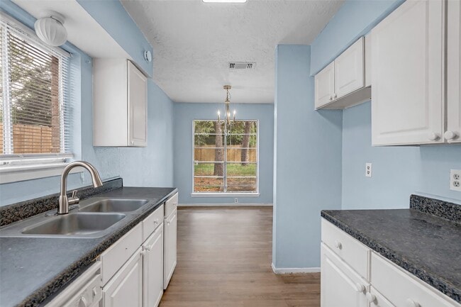 Foto del edificio - 4830 Hickorygate Dr