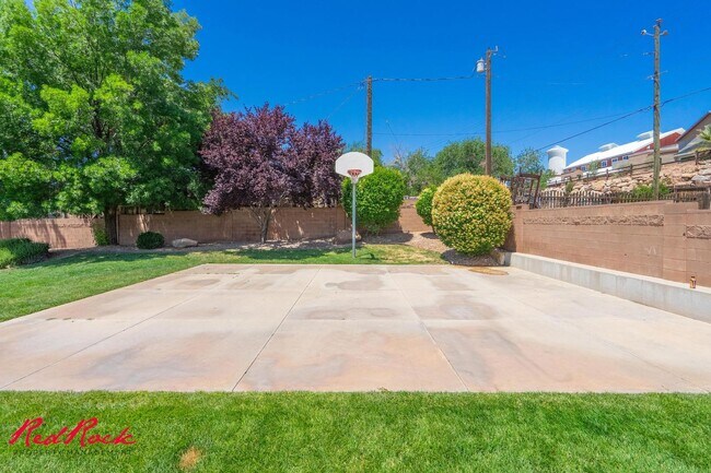 Building Photo - 3 Bedroom Townhome with Move-In Special – ...