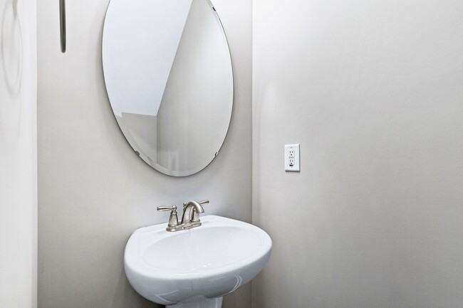 Foto del edificio - Modern 3BR/2.5BA Home with Open Layout – W...