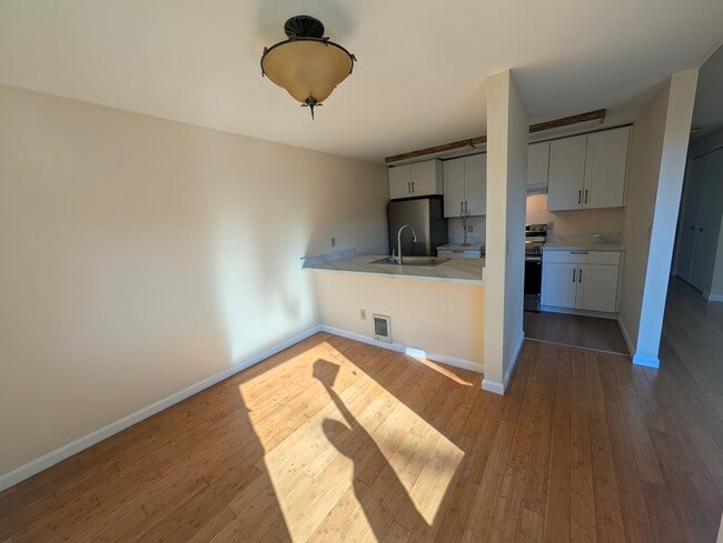 Building Photo - 4316 W Lake Sammamish Pky SE