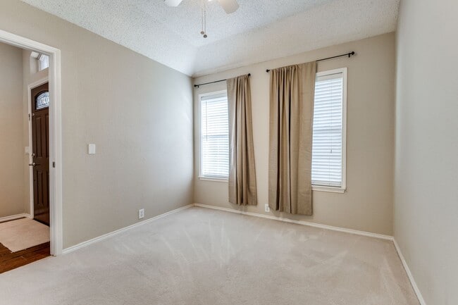 Foto del edificio - Stunning 3 Bedroom in the Champion Streets...