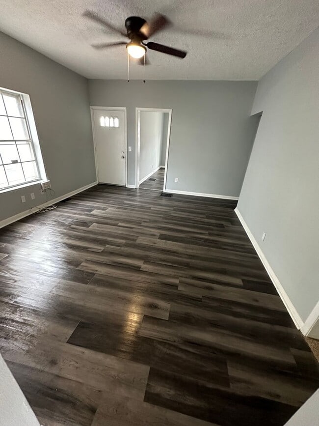 Building Photo - BEAUTIFUL 3 BEDROOM 1 BATH NEWLY REMODELED