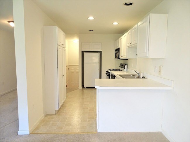 Building Photo - 6470 Lincoln Ct