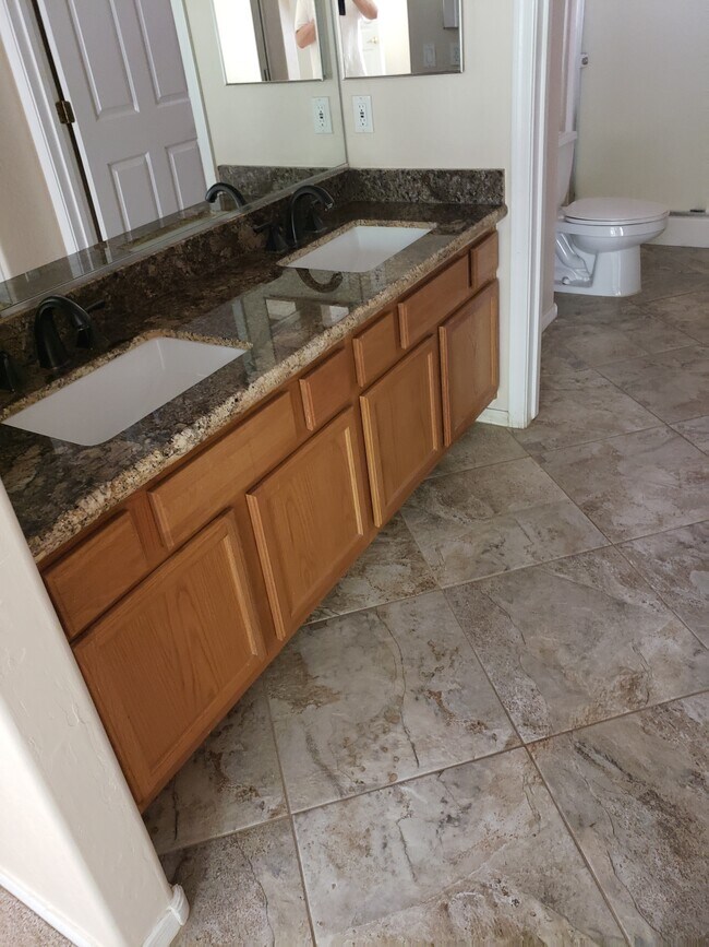 Foto del edificio - 1351 N Pleasant Dr