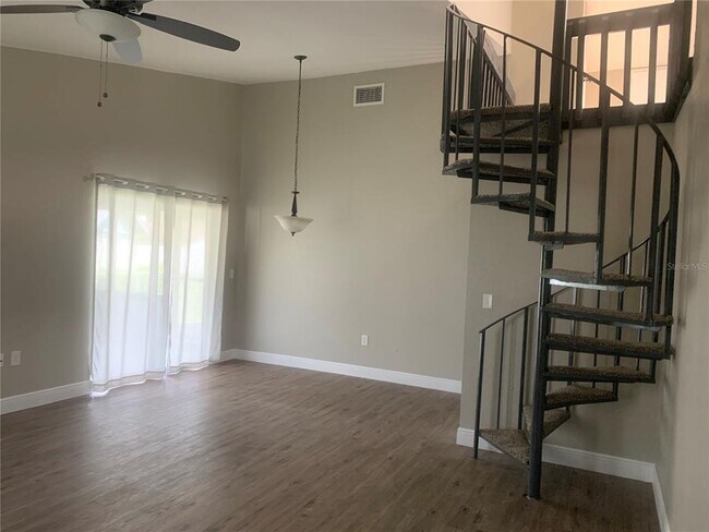 Foto del edificio - 220 Village Crest Ct