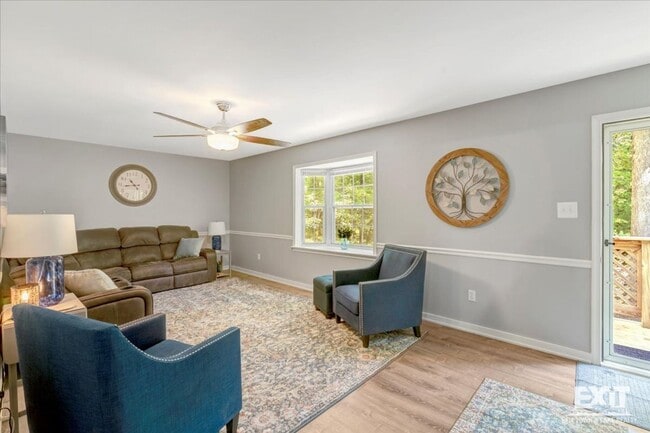 Building Photo - Beautiful Fully Furnished 3 Bed, 2 Bath Ho...
