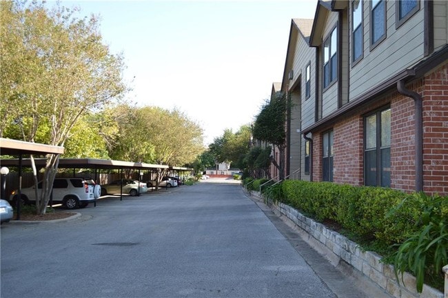 Building Photo - 903 Romeria Dr