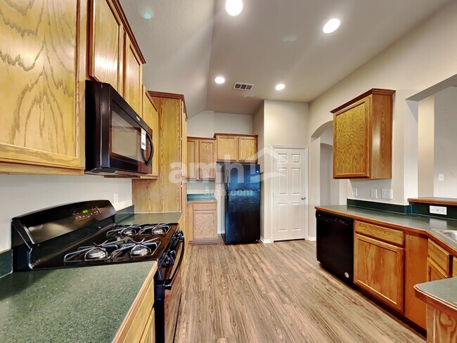 Foto del edificio - 1031 Hollow Creek Dr