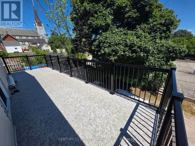 Photo du bâtiment - 82-82 Albert St N