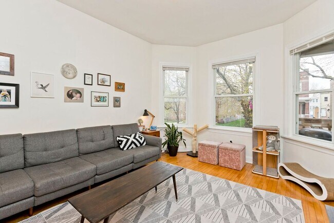 Foto del edificio - 3841 N Bernard St