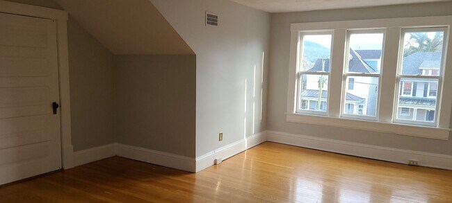 Foto del edificio - 1 Bedroom 3rd Floor Attic Apartment in Old...