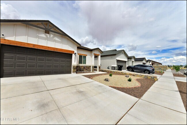 Foto del edificio - 15237 Ambition Ave