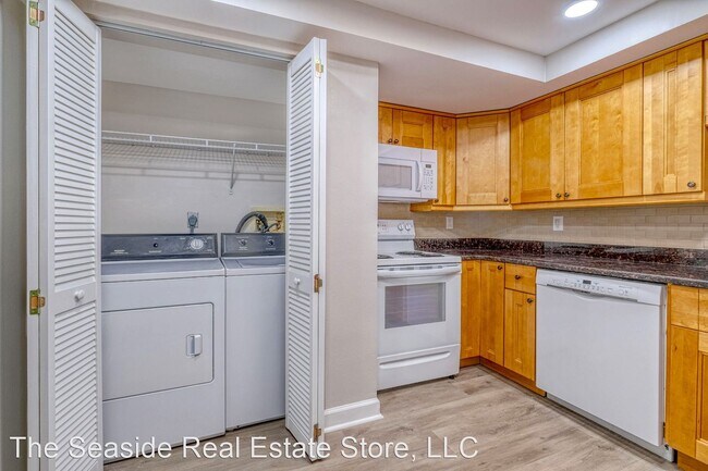 Building Photo - 9000 Commodore Dr
