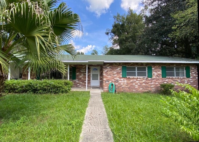 4/3.5 with Pool Home Located in NW Central... - 4/3.5 with Pool Home Located in NW Central...