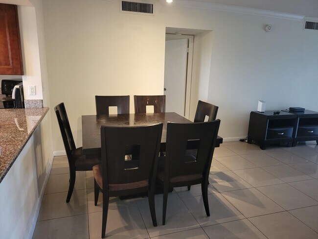 Building Photo - 3050 N Palm Aire Dr