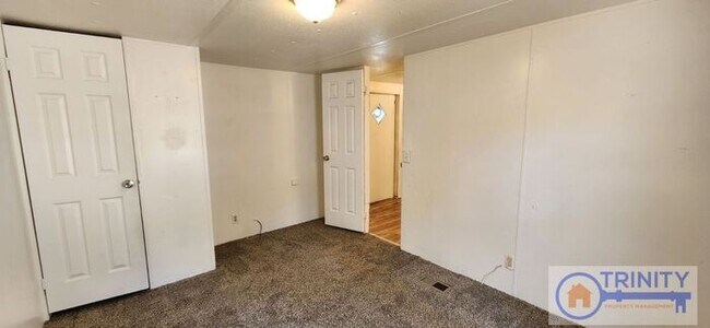 Building Photo - Freshly updated! Ready and waiting for you!