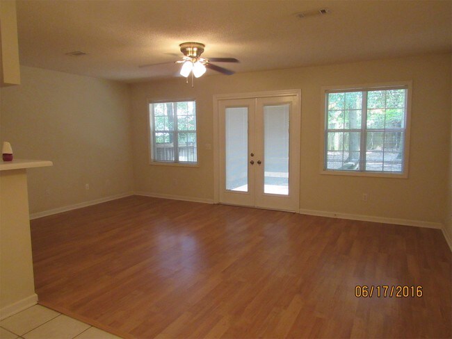 Building Photo - 300 Ridgeway Dr