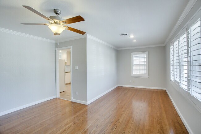 Building Photo - Pre-Leasing for Summer/Fall 2025 - Close t...