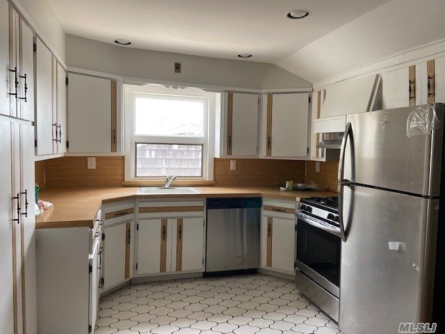 Foto del edificio - 241 Randall Ave