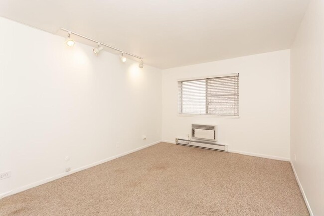 Building Photo - 1 bedroom in Chicago IL 60613