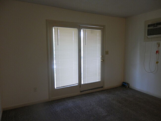 Building Photo - 6200 NE Circle Dr