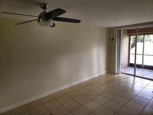 Foto del edificio - 9460 Tangerine Pl